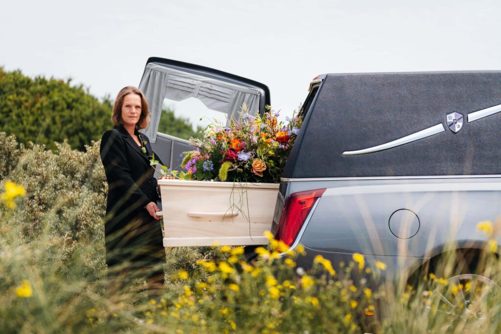 kist uit lijkwagen uitvaart katwijk