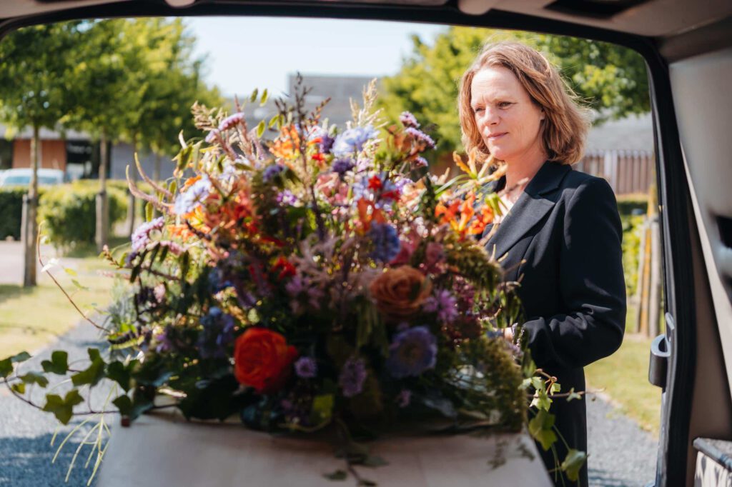 grafkist uitvaartkist afscheidsbloemen crematie Katwijk Lisse Leiden