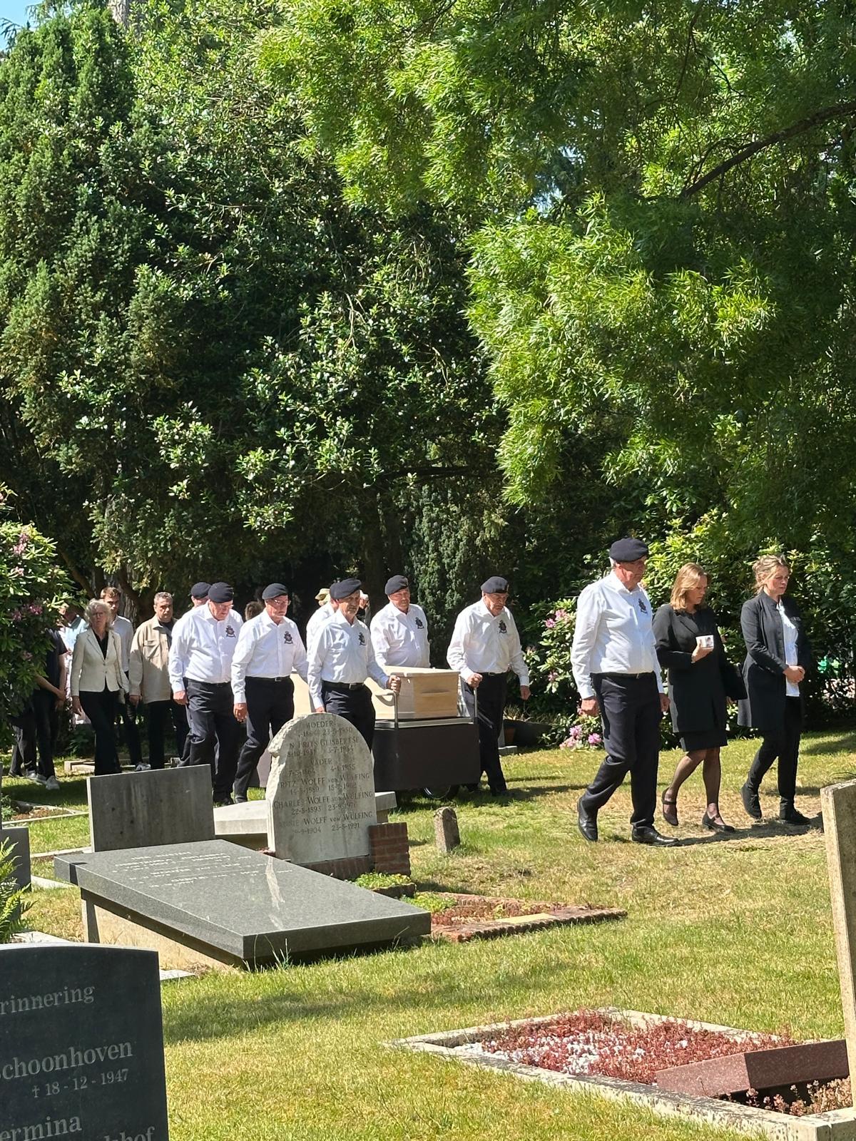 Bijzonder afscheid Aurelia Uitvaartbegeleiding Katwijk Begrafenis Hilversum Eervol afscheid Korps Mariniers Uitvaartteam Mariniersvlag, grafloop, grafsteen